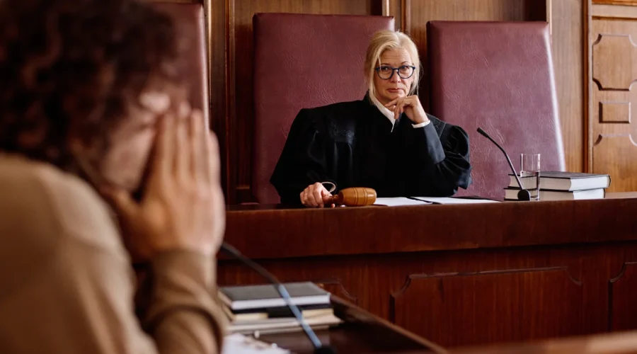 odbrana cutanjem na sudu - kada se treba braniti cutanjem - branjenje cutanjem - odbrana na sudu - kako se braniti na sudu - odbrana cutanjem advokat