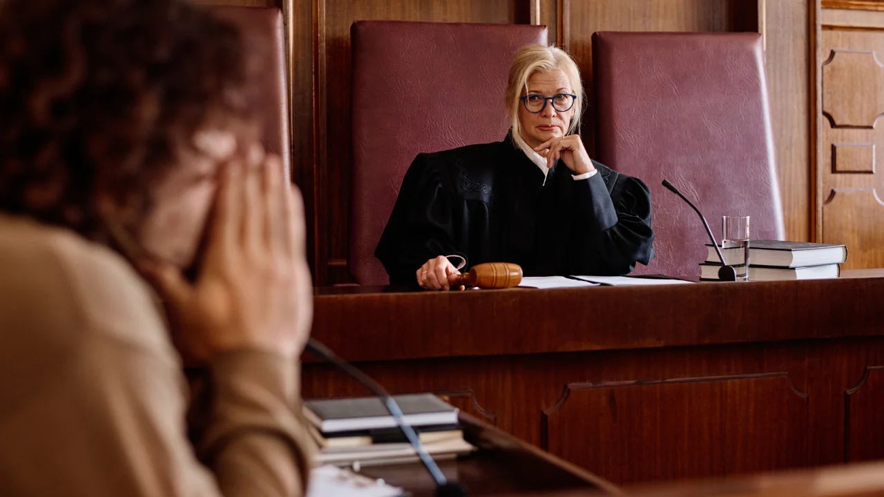 odbrana cutanjem na sudu - kada se treba braniti cutanjem - branjenje cutanjem - odbrana na sudu - kako se braniti na sudu - odbrana cutanjem advokat