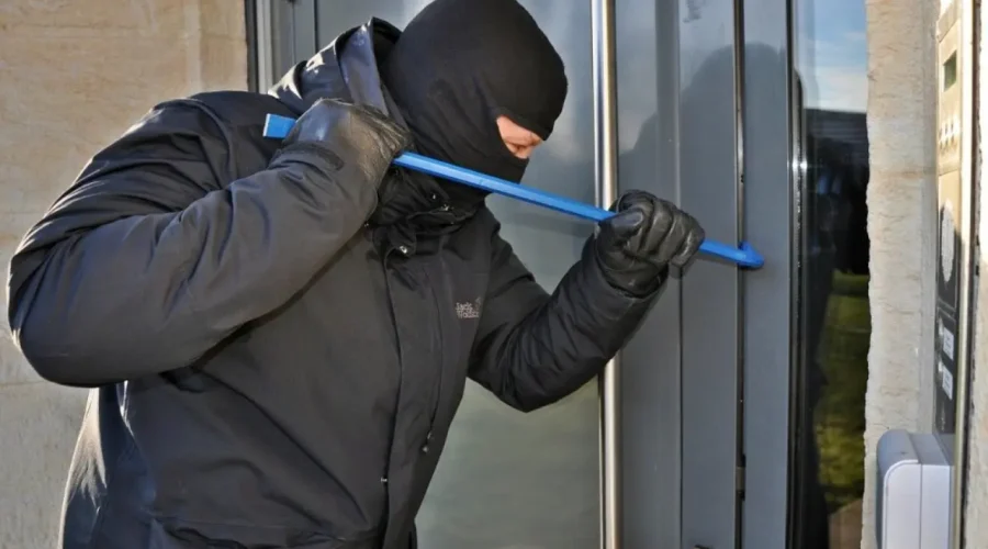 nužna odbrana ako provalnik udje u kucu - Šta ako provalnik napadne ukućana - provalnik zakaon