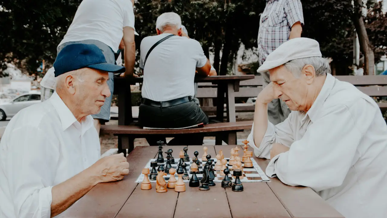 da li je invalidska penzija veca od starosne - da li je veca invalidska ili starosna penzija - prelazak iz invalidske u starosnu penziju - da li invalidska penzija prelazi u starosnu - advokat za penzije